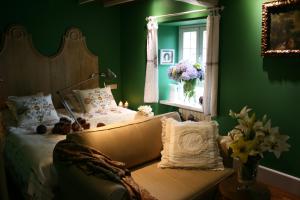 Superior Twin Room with Garden View room in CASA LEOPOLDO CAMINO DE SANTIAGO