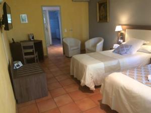 Hotels Logis Hotel De L'Etang : Suite