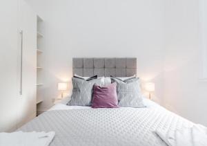 Central White Piccadilly Apartment