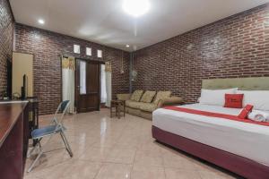 RedDoorz Plus At Ampera Raya