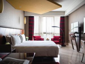 Deluxe Room with Early Check-in (11 am) Late Check out (3 pm), Exclusive Rates to Wild Wadi room in Jumeirah Creekside Hotel