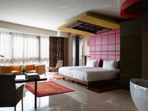 Club Room with Suite Benefits, Early Check-in (11 am) Late Check out (3 pm), Exclusive Rates to Wild Wadi room in Jumeirah Creekside Hotel