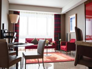 One-Bedroom Suite with Complimentary Club Lounge Access, Evening Drinks & Canapes, Breakfast