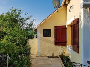 Maisons de vacances Beautiful Holiday Home in Aquitaine near the Forest : photos des chambres