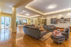 Rezydencja Marjo z basenem - Косьцелісько