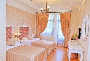 Deluxe Double or Twin Room with Balcony room in Aspen Hotel