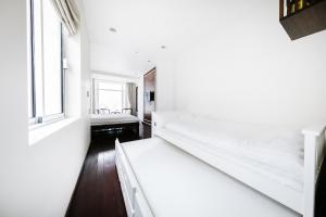 VietHome-Doorstep to Hoan Kiem Lake