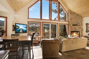 Three-Bedroom House room in 42639 Alta Vista Ave Cabin