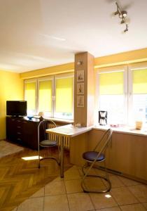 great cozy studio apartment with wi-fi internet and tv cable.