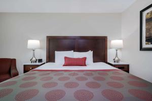 King Room - Non-Smoking room in Ramada by Wyndham Minneapolis Golden Valley