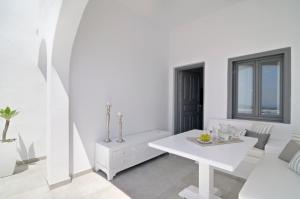 Aqua Mare Luxury Suites Santorini Greece