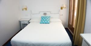 Single Room with Balcony room in Hotel Mireia