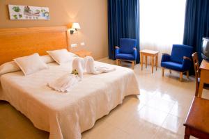 Two-Bedroom Apartment with terrace (4+1) room in Aparthotel Bahia Pinosol