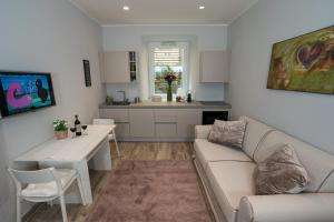 Laura Family Apartments