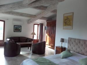 B&B / Chambres d'hotes La Bastide de l'Oliveraie : Suite Lit Queen-Size - Vue sur Piscine