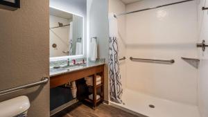 Queen Room with Two Queen Beds and Roll-In Shower - Disability Access/Non-Smoking room in Best Western Premier Ankeny Hotel