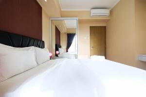 Bright and Stylish 1BR The Oasis Apartment Cikarang By Travelio