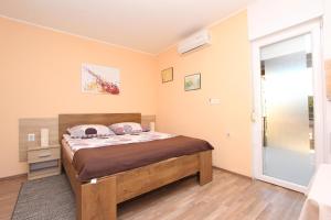 Apartments and Room Eva