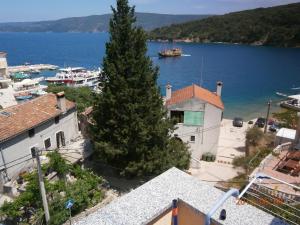 3 star apartment Apartments and rooms Roberto B. Valun Croatia