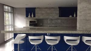 Estudio moderno com linda vista para a Serra