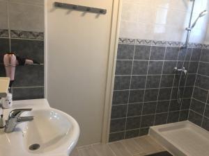 Maisons de vacances MONTALIEU SEJOUR 2 Maisons, Les tulipes ou Les Bambous : photos des chambres