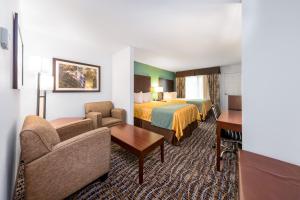 Two Queen Suite - Not Pet Friendly room in Sunset Motel Hood River
