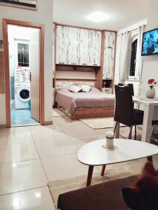 J&B - Beachside Studio Apartment