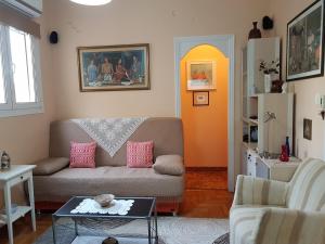 Quiet top-floor flat in the heart of Pireus!