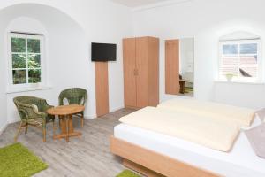 Economy Zimmer (mit Etagen-Dusche/WC) room in Hotel Garni BURG WALDENSTEIN