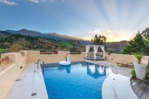 Verekinthos Villas - Pool, Hot Tub, BBQ, Kids Playground, Stunning Mountain Views