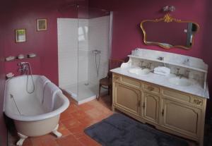 Hotels Logis Hotel - Restaurant La Marbrerie : Suite