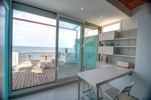 Blue sea front by Hello Homes Sitges