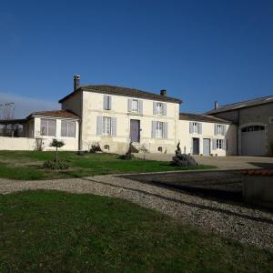 Location gîte, chambres d'hotes L'En Haut des Vignes dans le département Charente 16
