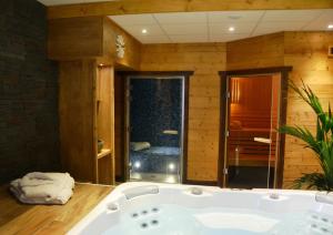Hotels Logis Hotel Les Ancolies : photos des chambres