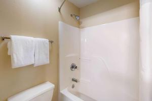 King Room - Non-Smoking room in Quality Inn Storm Lake