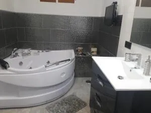 APARTAMENTO CON JACUZZI VISTAS A LA PISCINA - 科斯塔卡玛