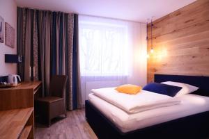 Gasthof zur Post Hotel und Parkplatz