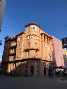 Main Square Oval Apartment 