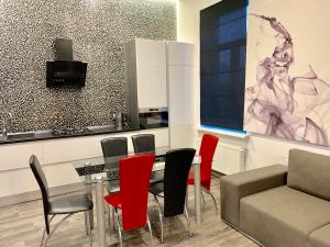 Сучасні апартаменти на площі Ринок з панорамним видом на дахи Львова