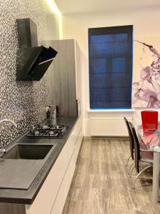 Сучасні апартаменти на площі Ринок з панорамним видом на дахи Львова