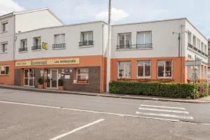 Logis Hôtel Les Voyageurs - Bulhon Logis Hôtel Les Voyageurs - Bulhon