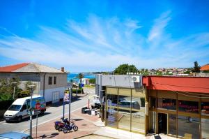 Apartment and Rooms Biserka