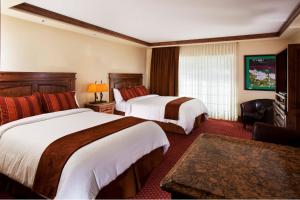 Premium Queen Room with Two Queen Beds with Mountain View room in Tivoli Lodge