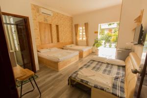 Phòng Ngủ Tập Thể Cho Cả Nam Và Nữ (Mixed Dormitory Room)