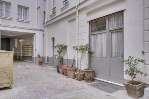3 people - Place des Vosges Paris by Weekome