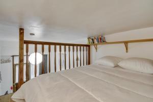 3 people - Place des Vosges Paris by Weekome