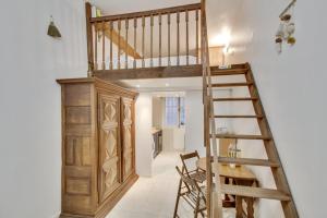 3 people - Place des Vosges Paris by Weekome