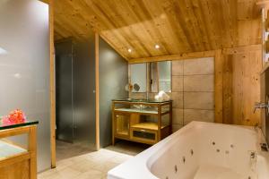 Hotels Chalet-Hotel La Chemenaz, The Originals Relais (Hotel-Chalet de Tradition) : photos des chambres