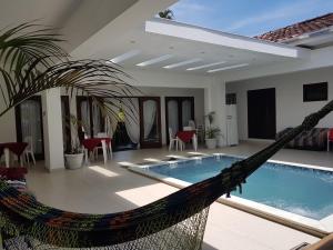 MANSÃO FRENTE A PRAIA - Locação de Suítes Privativas