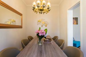 Art Deco 4 Bedrooms Flat in the City Center